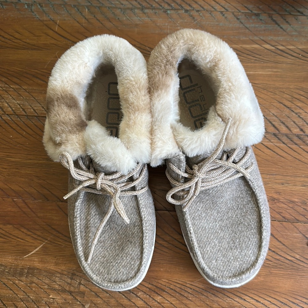 Hey dudes women’s size 6 worn a couple times
